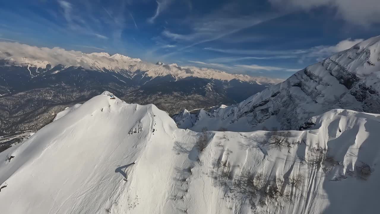 雪山峰顶速潜山脊滑雪场峰顶风景如画全景自然视频素材