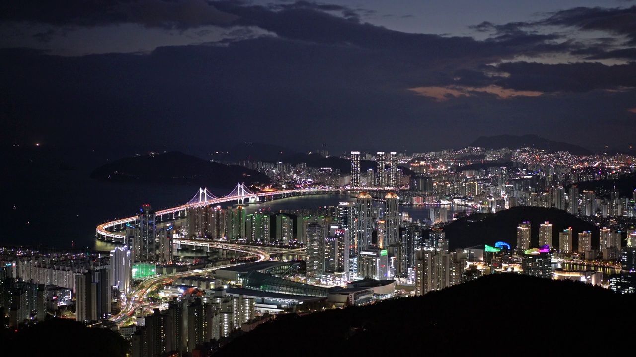 市中心- Centum City附近的摩天大楼和多功能公寓，广安地桥，BEXCO和釜山艺术博物馆/海云台区，釜山，韩国视频素材