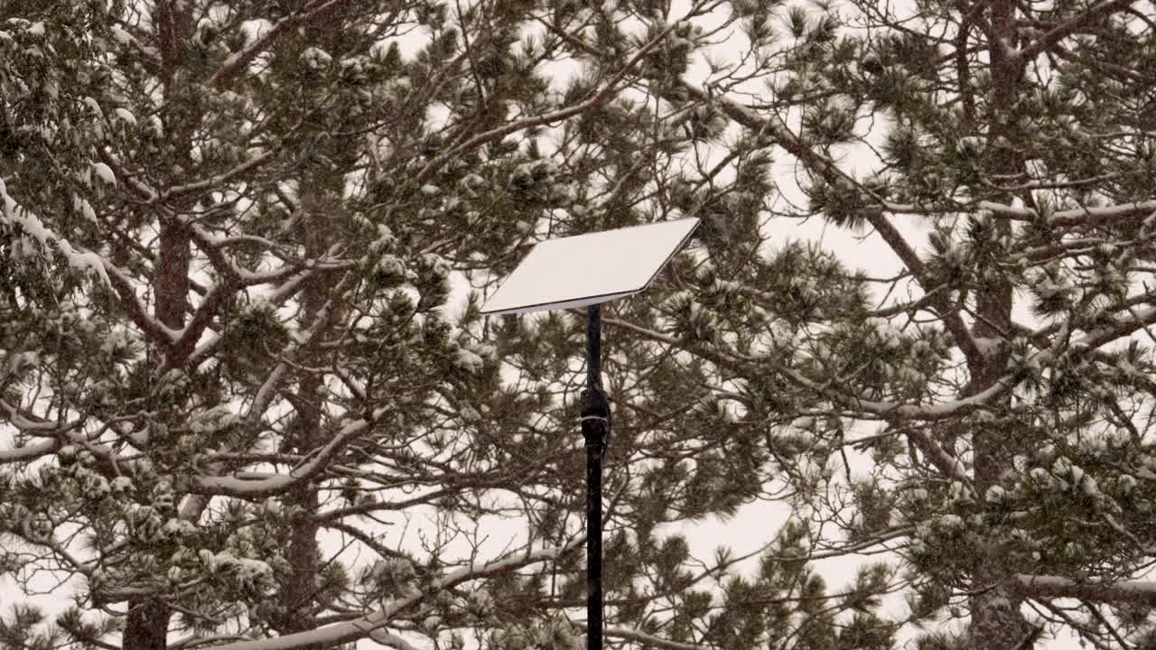 星链天线盘安装在杆子上。落下的雪从加热的盘子上融化。视频下载