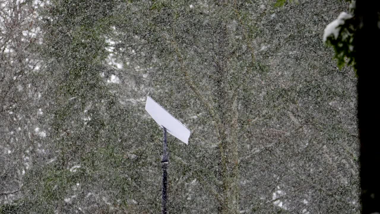 星链天线盘安装在杆子上。落下的雪从加热的盘子上融化。视频下载