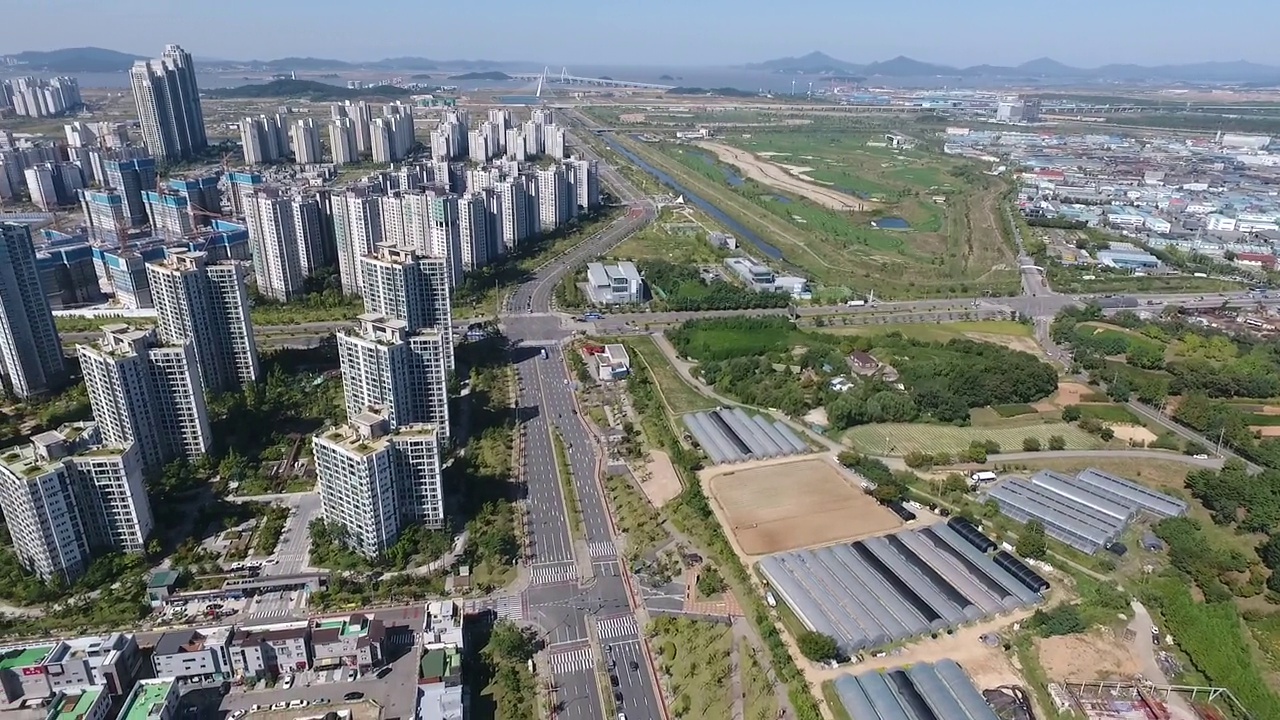 位于韩国仁川西区的青罗国际城，市中心附近的多功能公寓大楼和零售场所视频素材