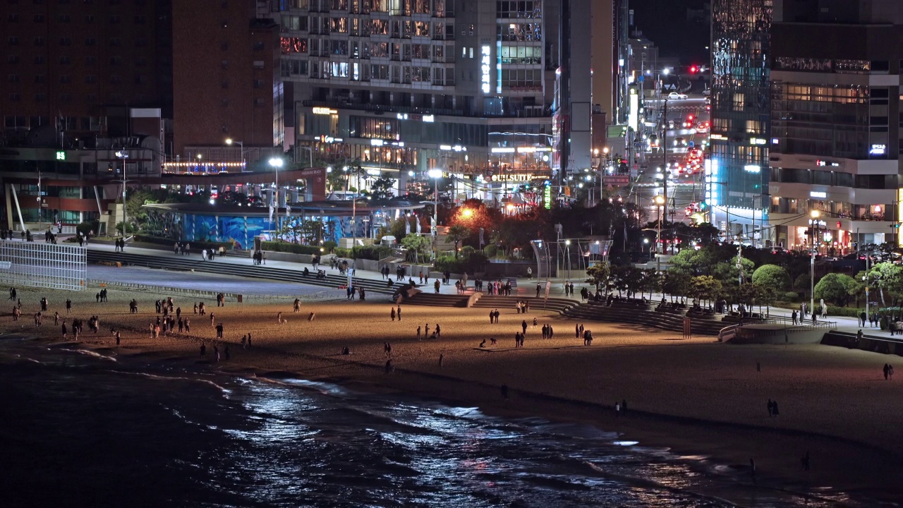 海云台海滩附近的市中心，夜间的摩天大楼和多功能公寓/釜山海云台区视频素材