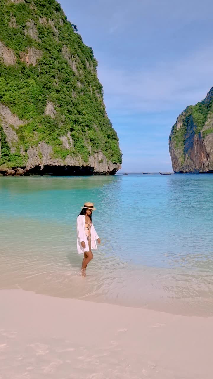 亚洲泰国妇女走在海滩上的热带岛屿科皮皮泰国视频素材