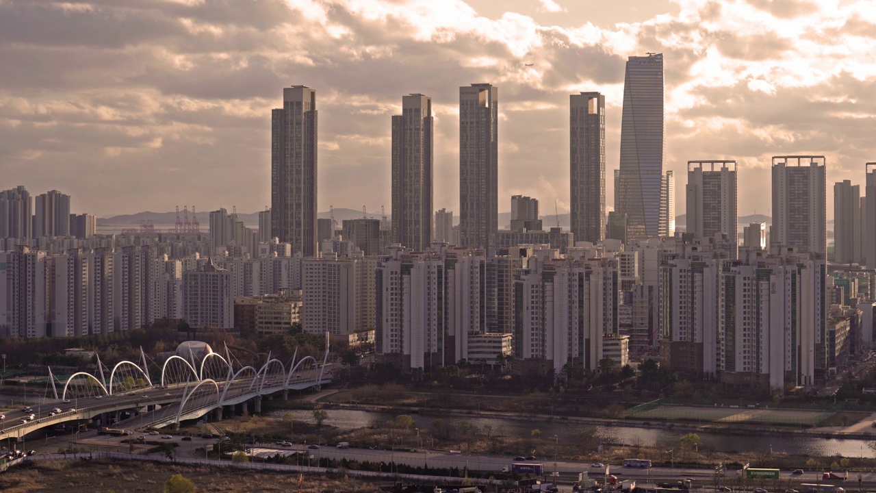 日落-在韩国仁川延寿区松岛国际商务区，浦项制铁大厦附近的市中心，松岛第一世界(公寓大楼)和convsia桥视频素材