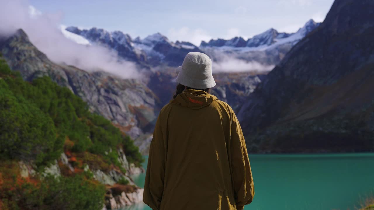 女人享受美丽的风景山谷与湖泊视频素材