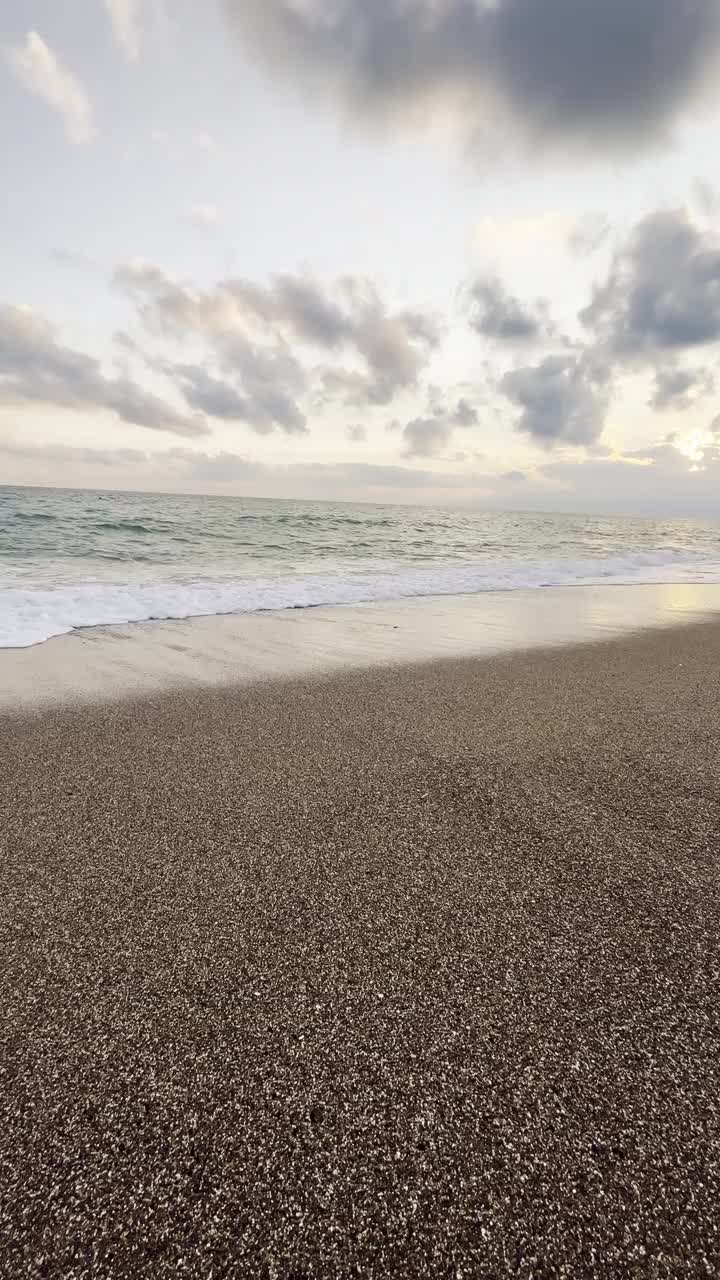 日落时的海浪视频素材