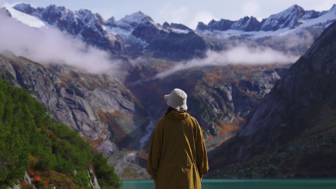 女人在看山谷和湖景视频素材