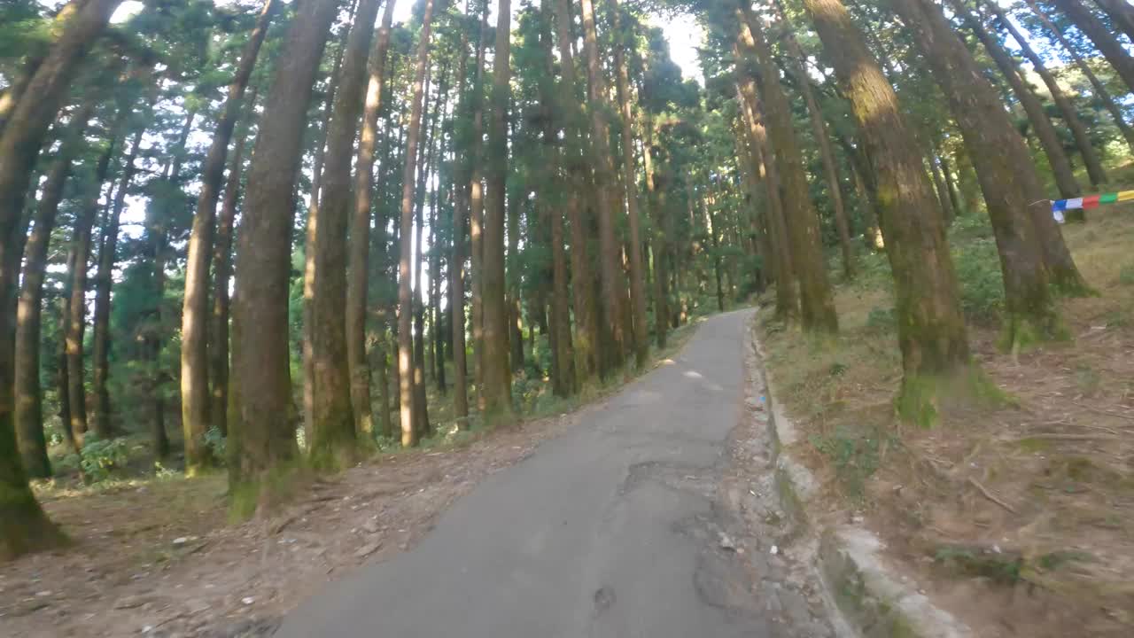 从栗城到大吉岭的美丽山路，背景是层层叠叠的山脉。视频下载