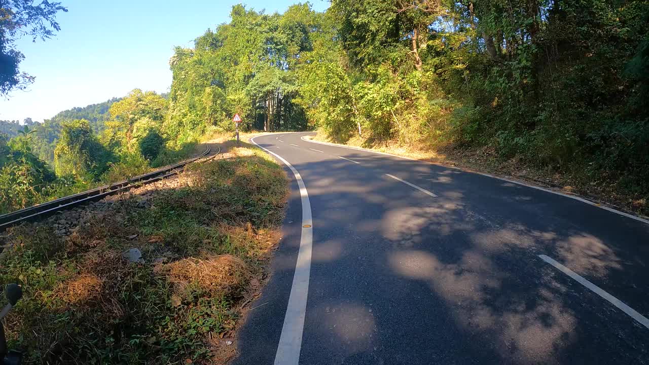 从栗城到大吉岭的美丽山路，背景是层层叠叠的山脉。视频下载