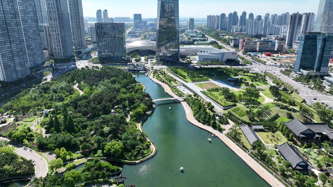 韩国仁川延寿区松岛国际商务区松岛湖公园、松岛中央公园和浦项制铁大厦附近的市中心视频素材