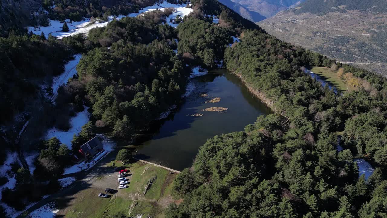 西班牙加泰罗尼亚的阿兰山谷的湖和山。比利牛斯山的美丽湖泊。鸟瞰图视频下载