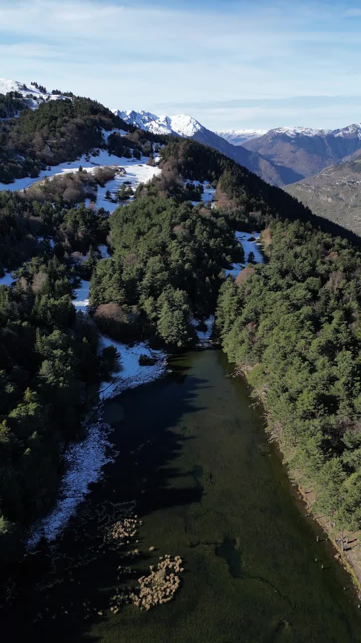 西班牙加泰罗尼亚的阿兰山谷的湖和山。比利牛斯山的美丽湖泊。鸟瞰图视频下载