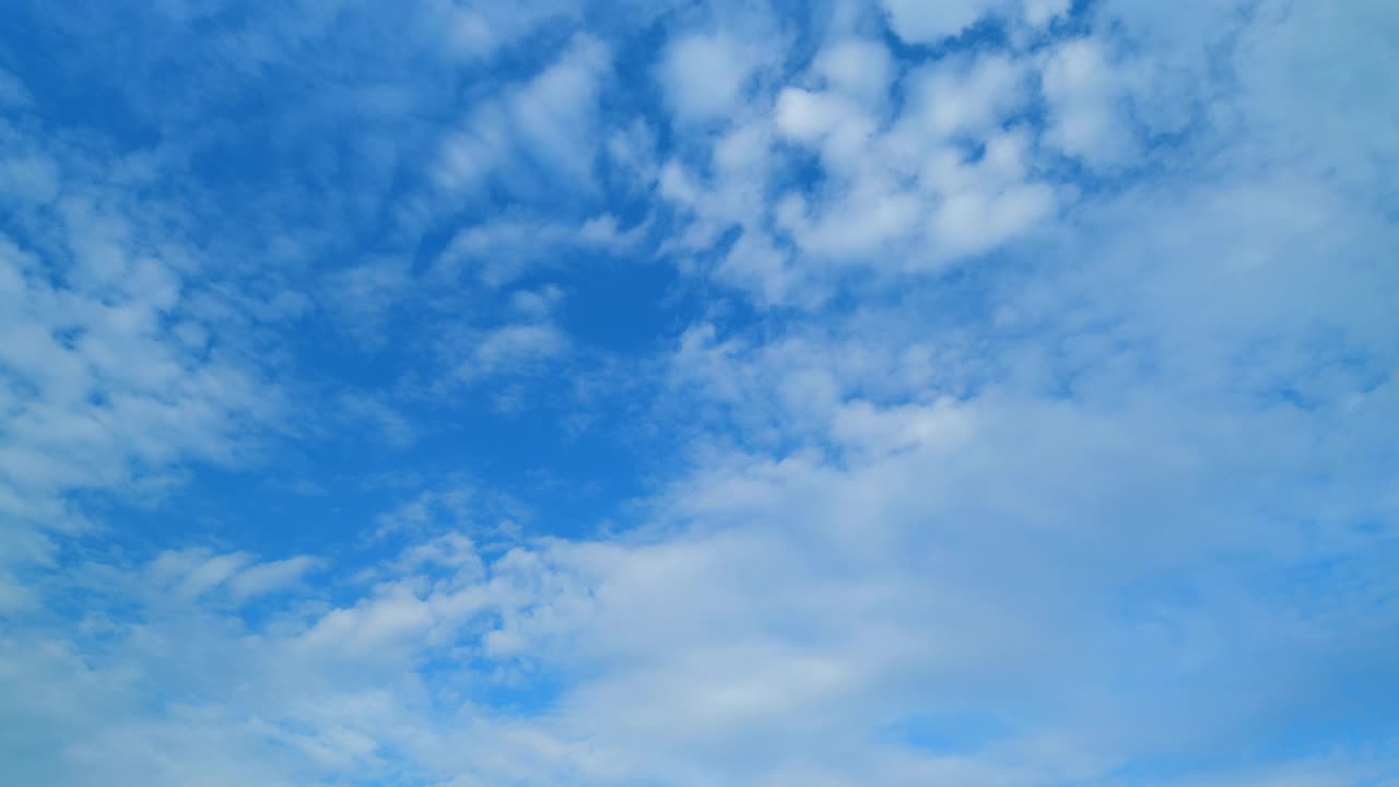 蓬松的云层，天空，大气。蓬松蓬松的白云。形成云天景。时间流逝。视频素材