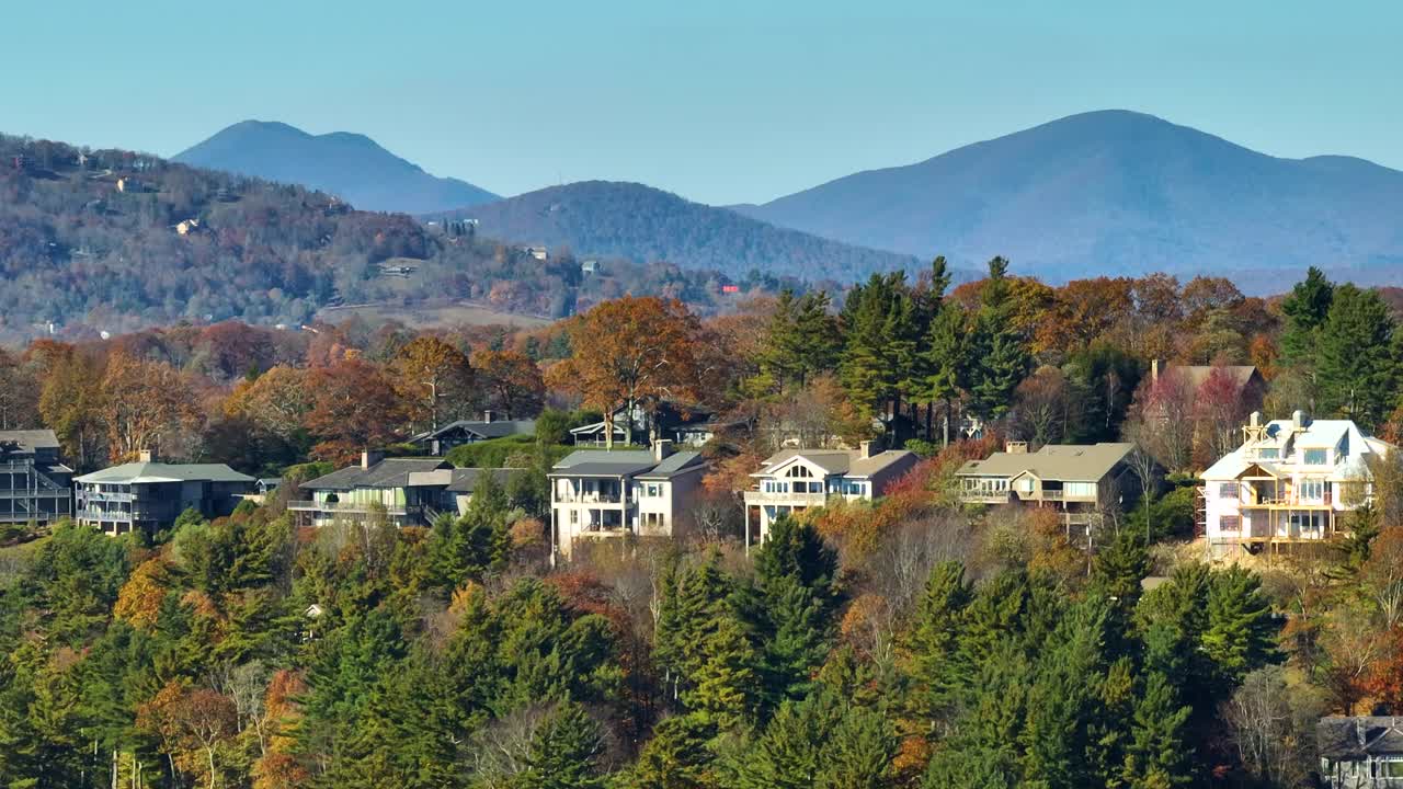 北卡罗莱纳州山区住宅区山顶上昂贵的美国住宅的鸟瞰图。新家庭住宅作为美国郊区房地产开发的例子视频素材