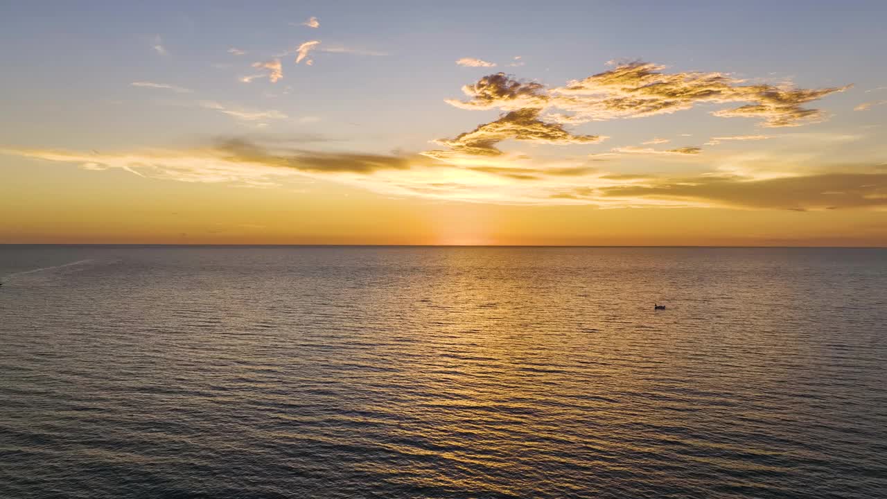 日落时漂浮在海浪上的白色游艇的鸟瞰图。海面摩托艇娱乐视频素材