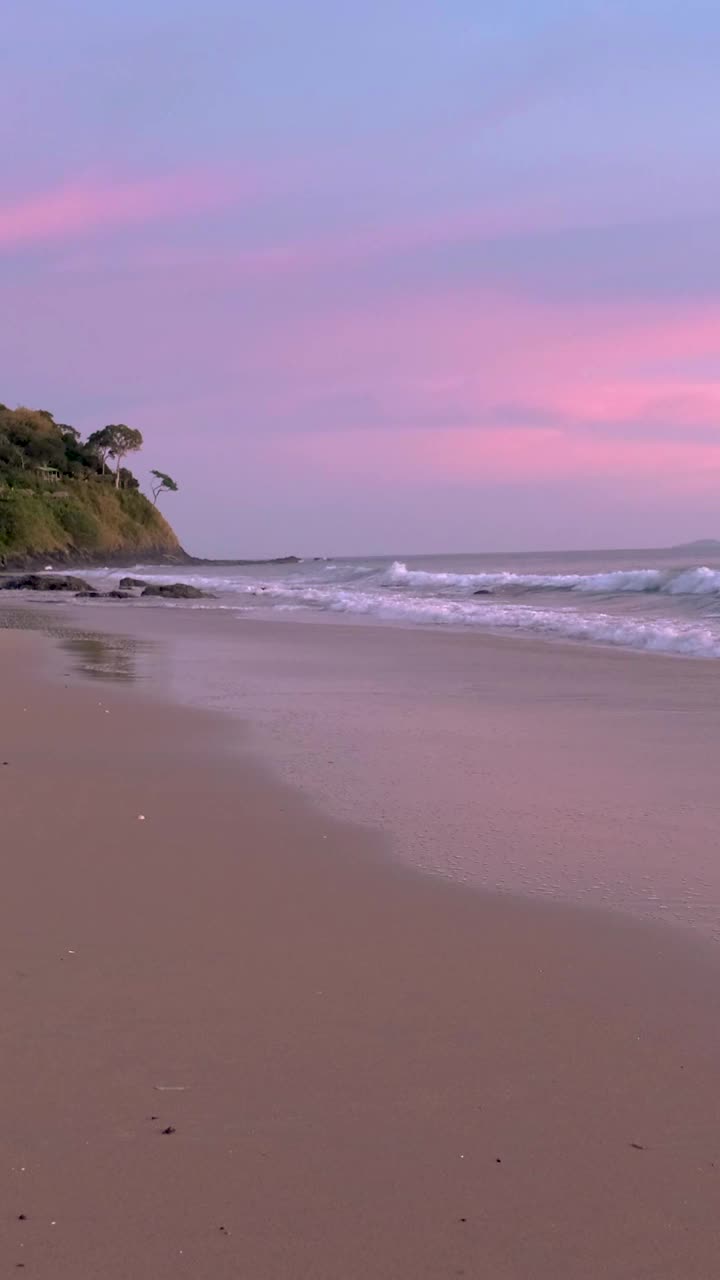 泰国普吉岛海滩上的日落，美丽的天空粉橙色视频素材