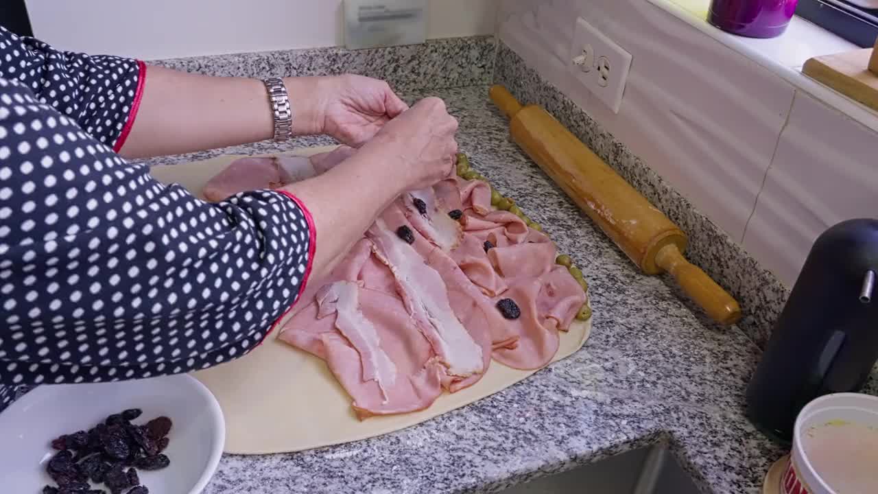 一名西班牙妇女正在准备果酱面包或“Pan de Jamon”，这是委内瑞拉传统的圣诞食物。视频素材