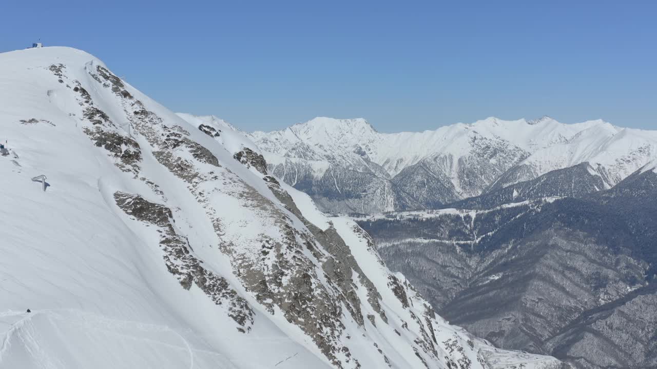 阳光明媚的山谷滑雪场风景如画的山脊峰高山山顶特写视频素材