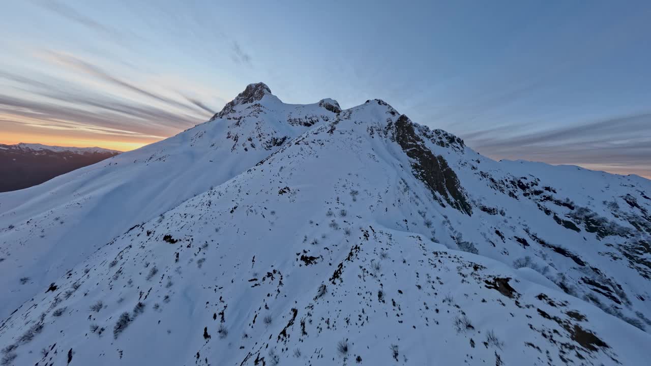 冬季高山山谷雪崖海拔环境太阳天空地平线日落日出鸟瞰图视频素材