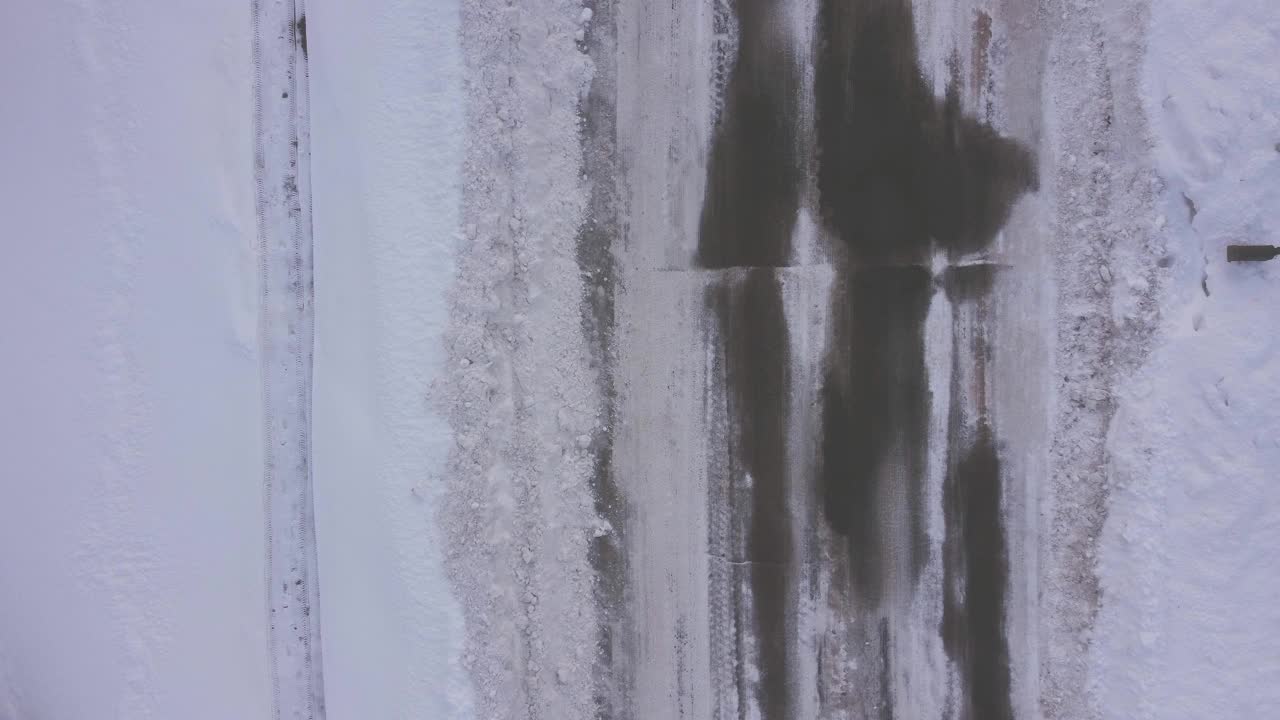 无人机俯瞰有雪堤的住宅道路视频素材