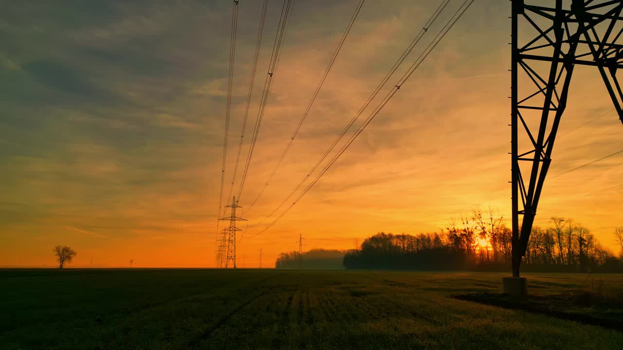 夕阳下田园般的乡村里的电塔和电线视频素材