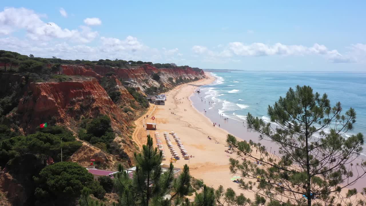 葡萄牙海滩与游客和自然的惊人的空中海景。Falesia海滩。无人机摄像头向前移动。视频素材