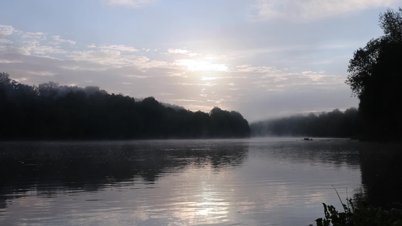 在一个阳光明媚的秋日早晨，湖面上的雾视频素材