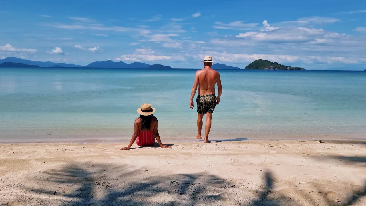 一对情侣在泰国科库德热带岛屿海滨的海滩上放松视频素材