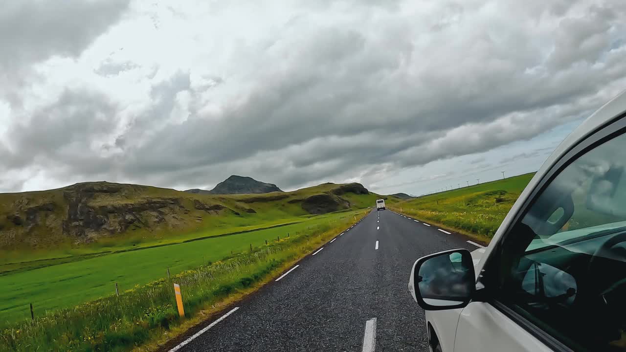 自驾游，在阴天开车行驶在高速公路和乡村风景优美的火山山上视频素材