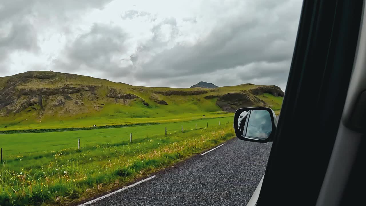 自驾游，在阴天开车行驶在高速公路和乡村风景优美的火山山上视频素材