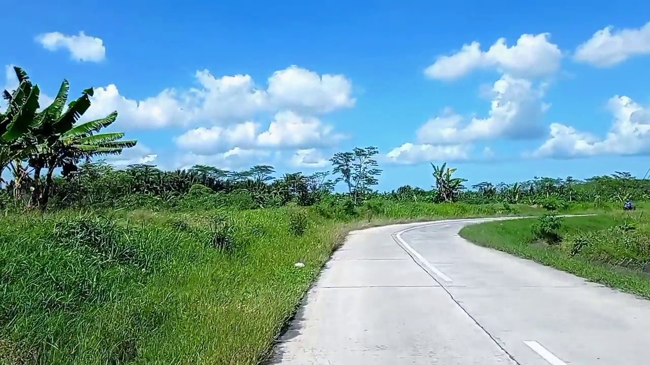 路由景观与天空视频素材