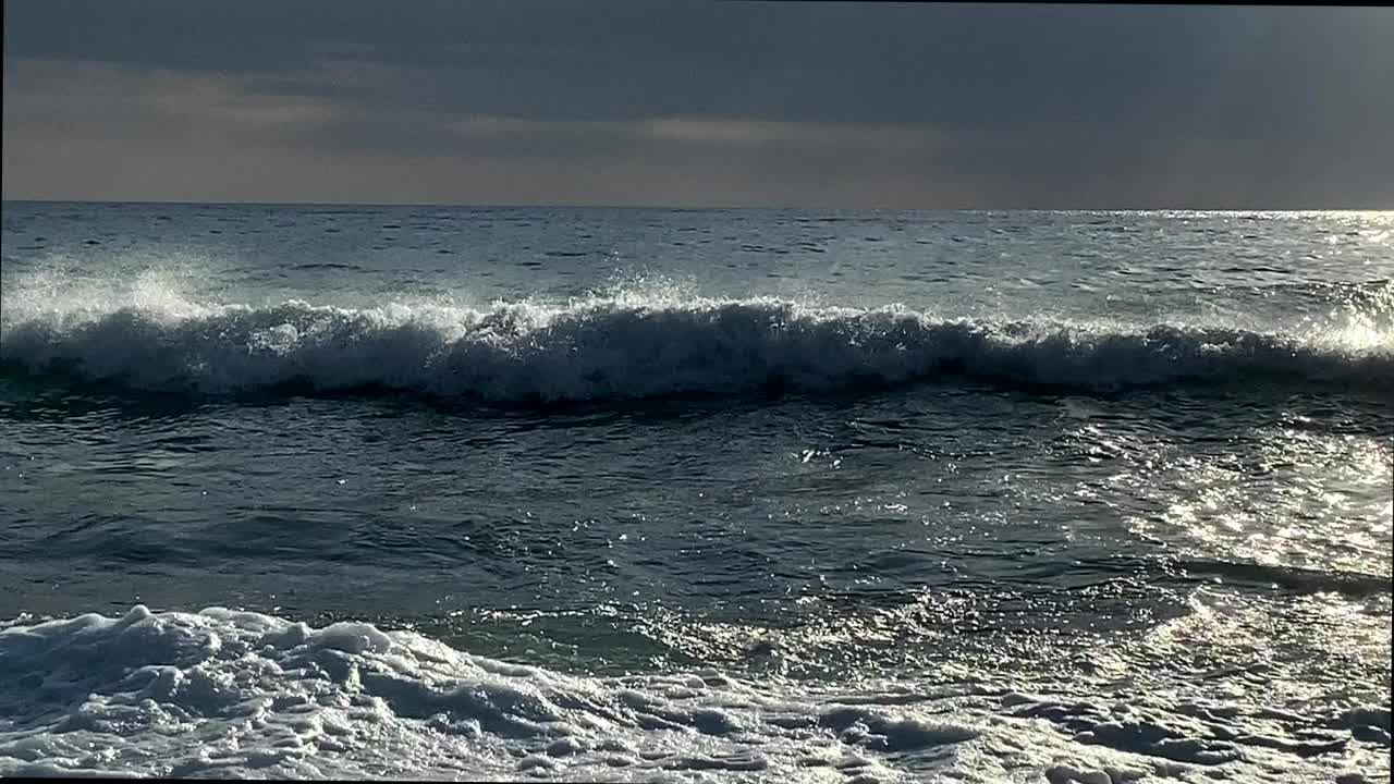 海浪在沙滩上翻滚视频下载