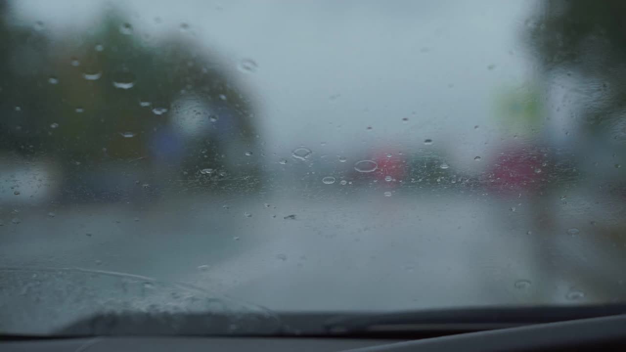 汽车雨刷刷掉汽车挡风玻璃上的雨滴视频素材