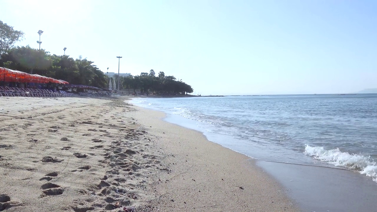 海浪冲击着蓝天的沙滩视频素材