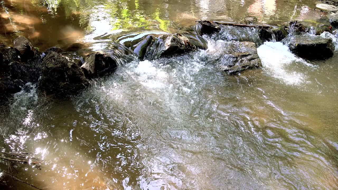 水流或小瀑布在大自然与阳光视频素材