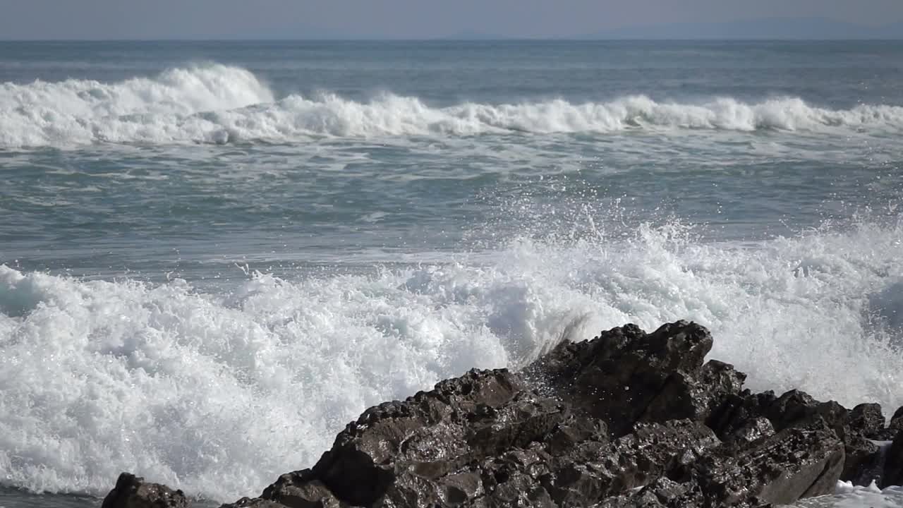 巨浪碾压海岸视频素材