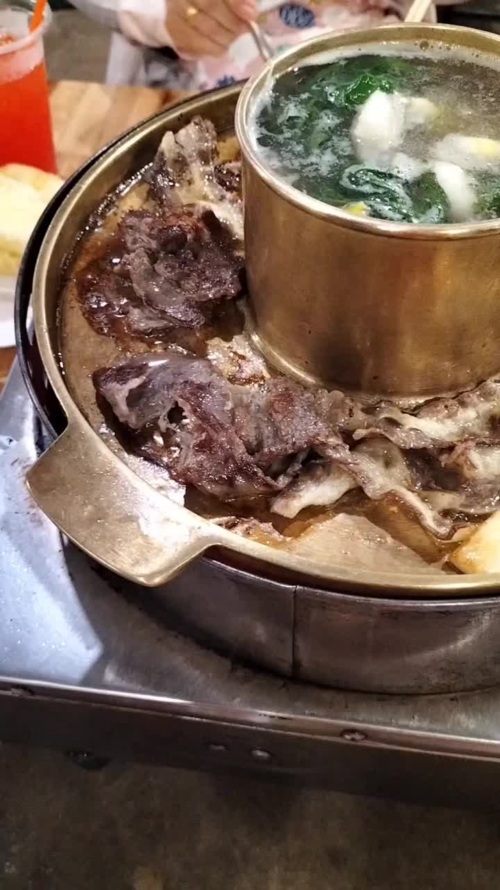 美味的金锅里的烤肉视频下载