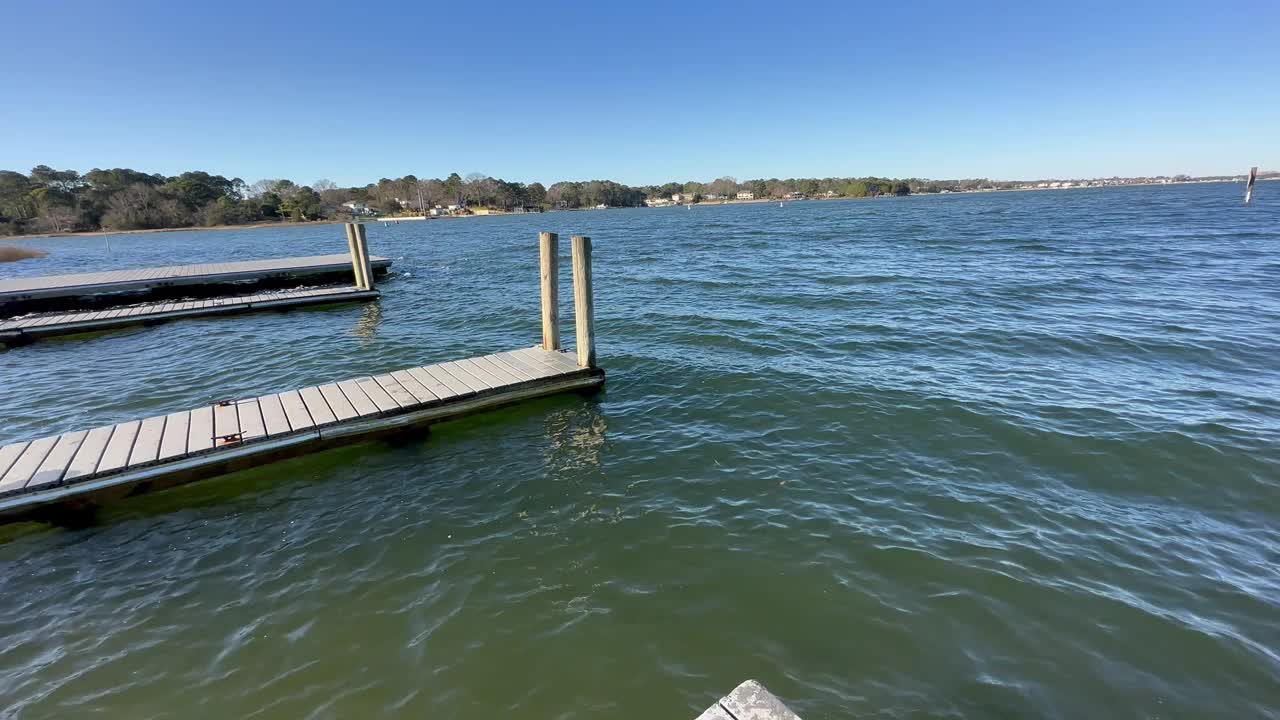 寒风在海湾沿岸的水域掀起波浪视频下载