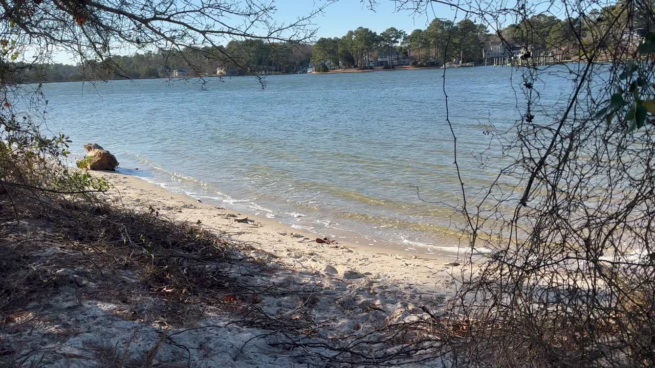 寒风在海湾沿岸的水域掀起波浪视频下载