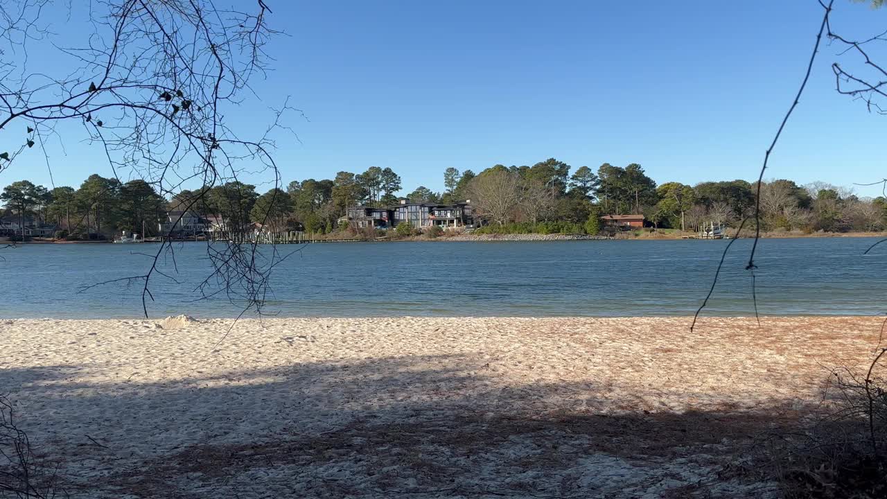 寒风在海湾沿岸的水域掀起波浪视频素材