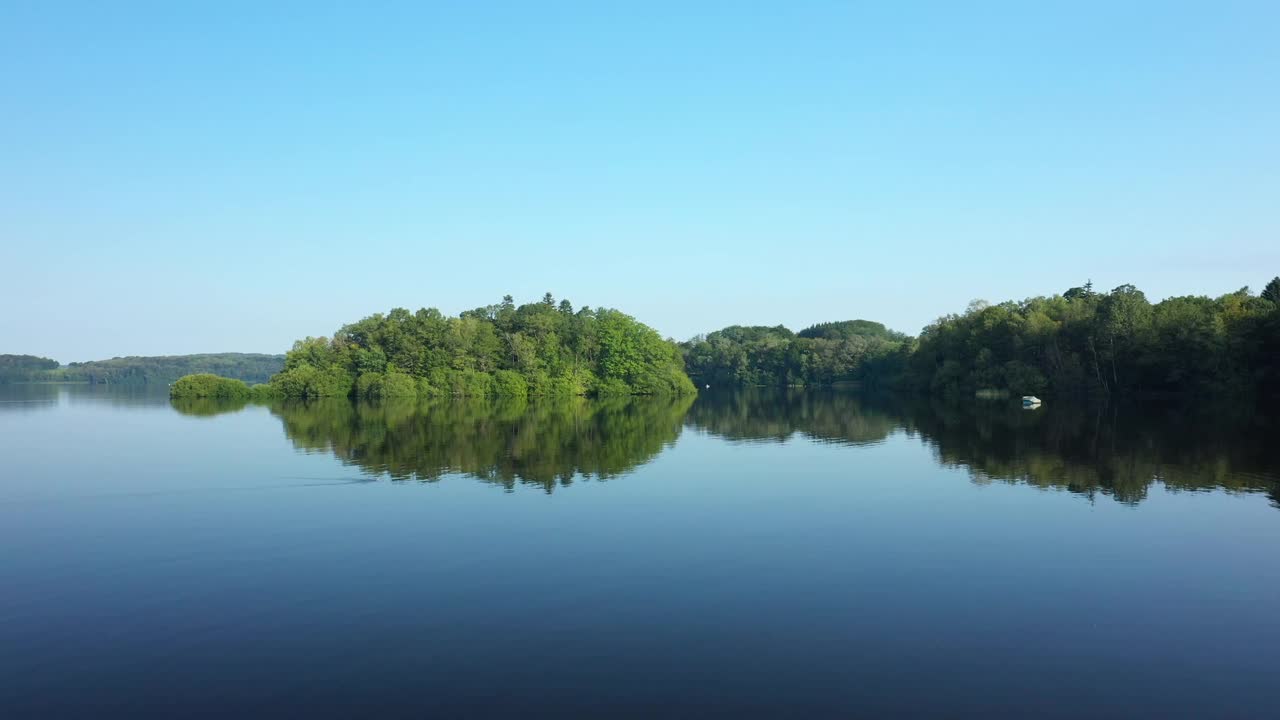 The Lac des Settons and its magnificent reflections in Europe, France, Burgundy, Nièvre, Morvan, in summer, on a sunny day.视频素材