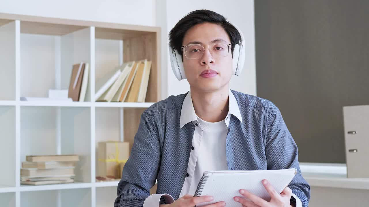 在线教师电子学习会议教练耳机视频素材