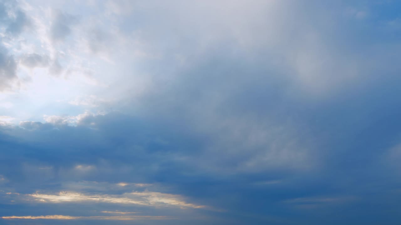 不同的深浅色调。明亮多彩的天空云层背景。自然背景。间隔拍摄。视频素材