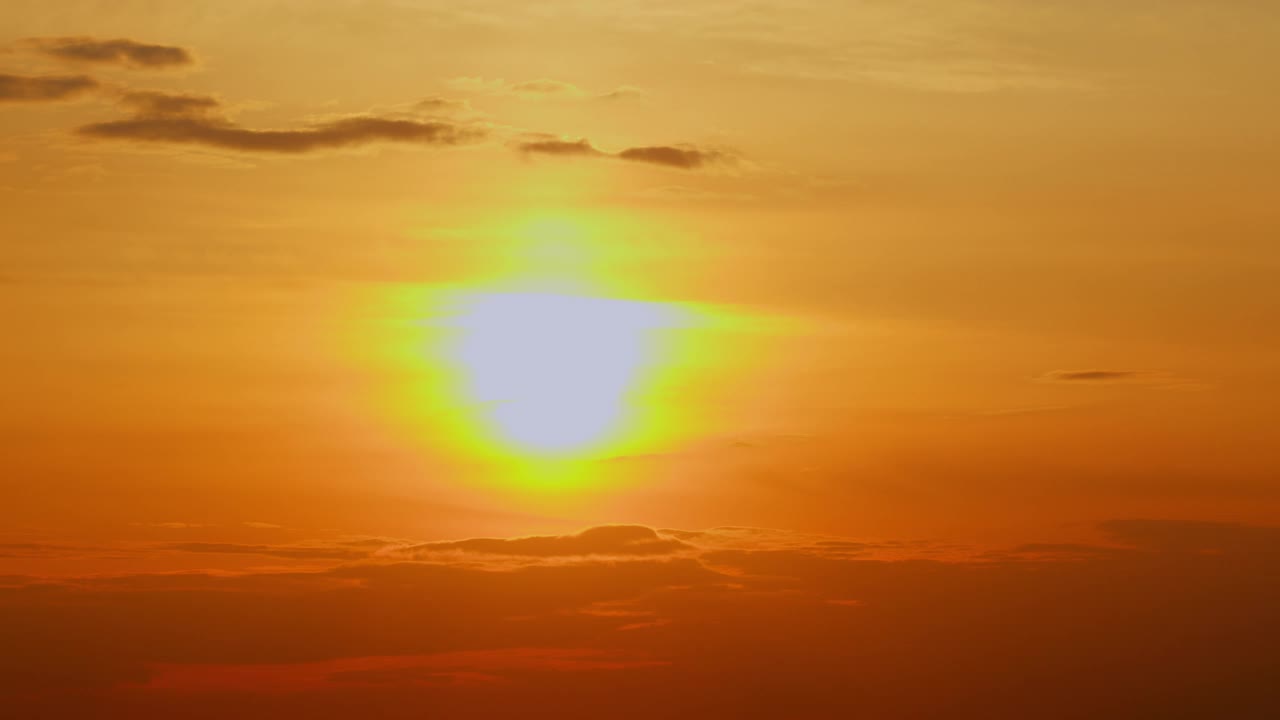 圆圆的夕阳在橙色的天空中。太阳下山的时间。令人敬畏的史诗般的风景。时间流逝。视频素材