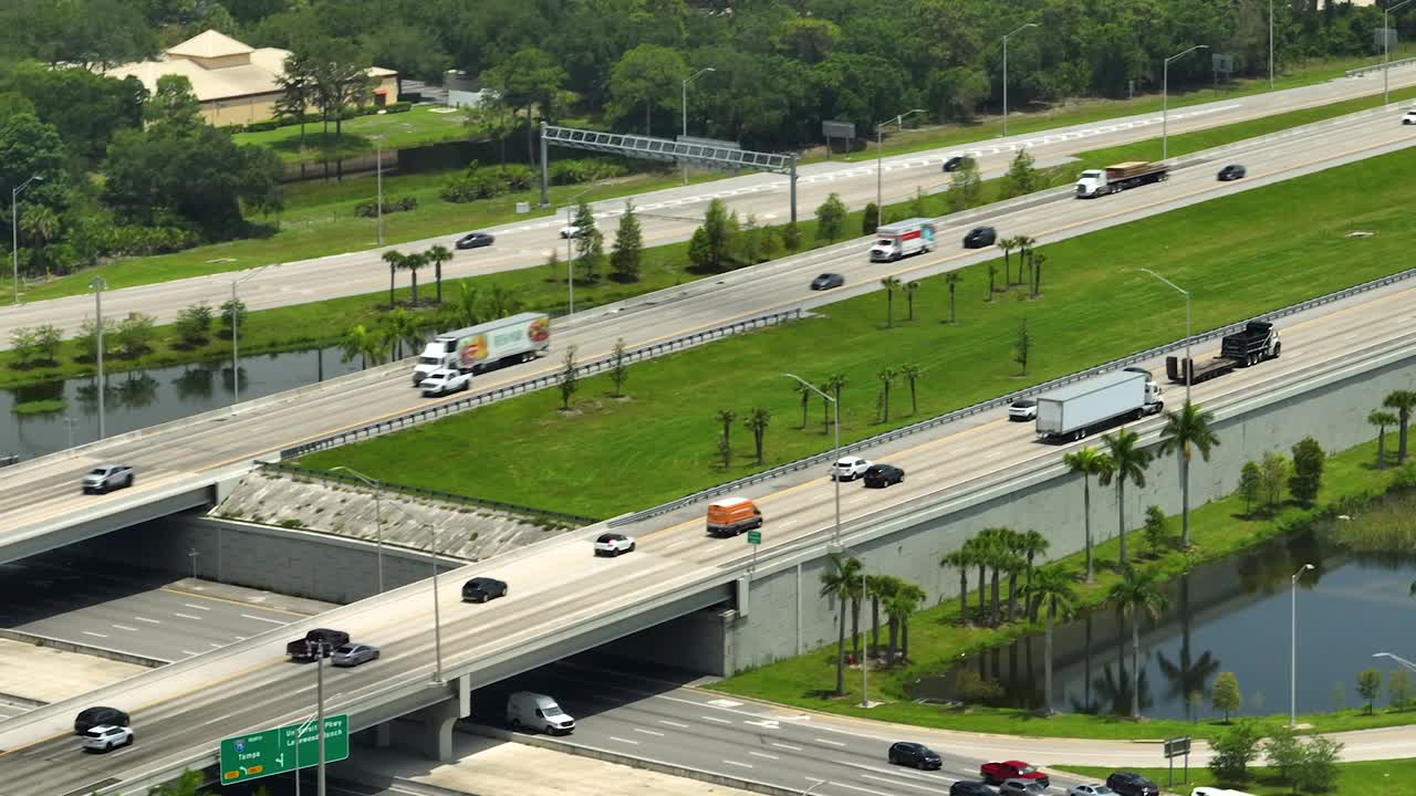 鸟瞰繁忙的美国高速公路与沉重的快速移动的交通。州际运输概念视频素材