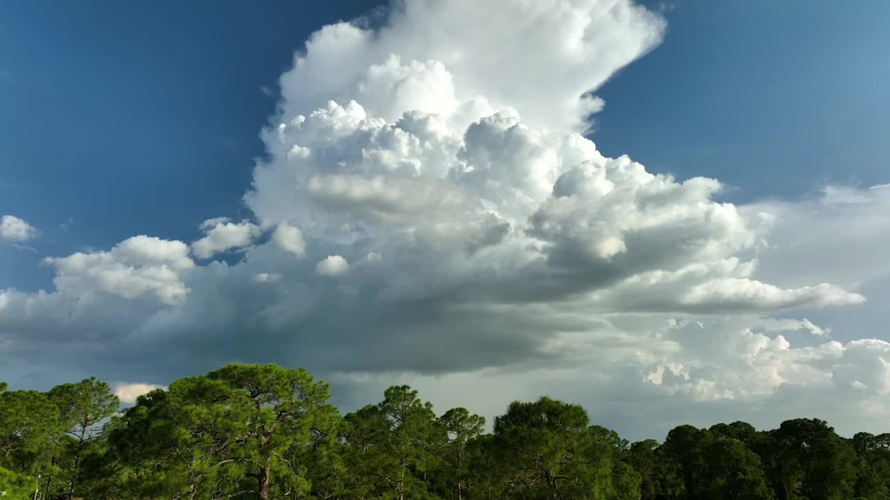 乡村城镇地区大雷暴前在暴风雨天空上形成的黑暗不祥云的景观视频素材