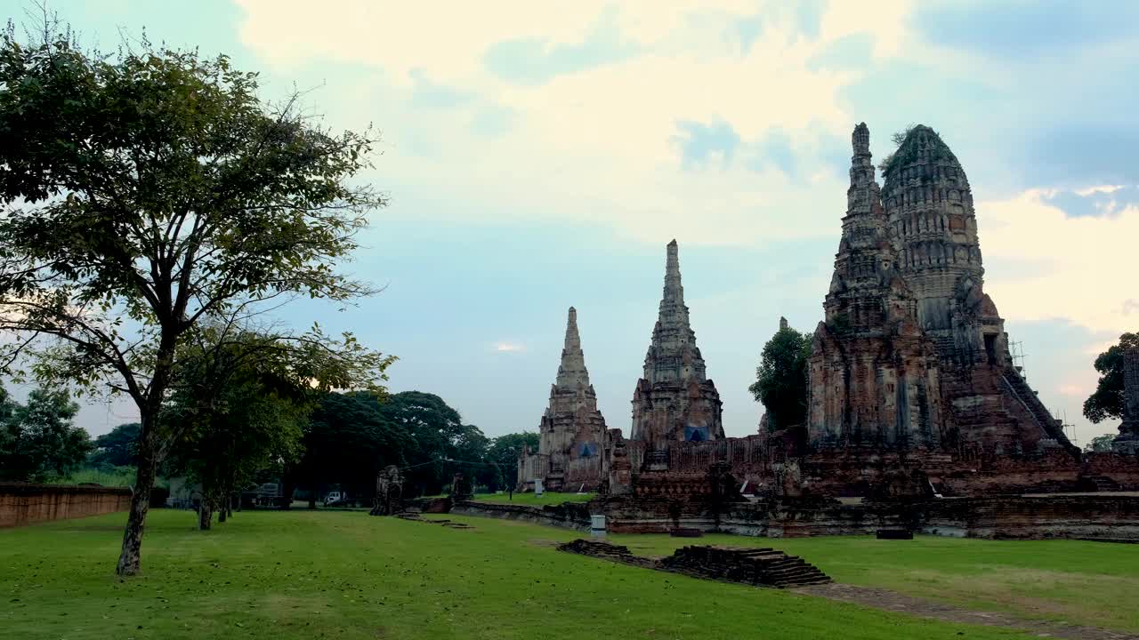 泰国大城府Chaiwatthanaram寺的古老遗迹和宝塔视频素材