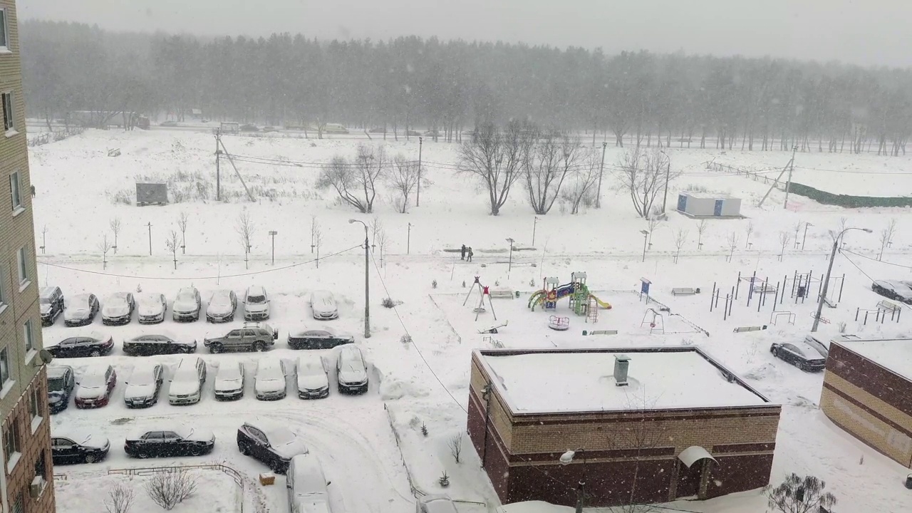 从居民楼窗户看暴风雪视频素材