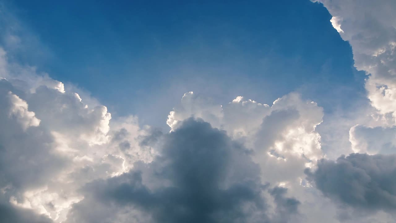 阳光穿过云层和天空背景视频素材