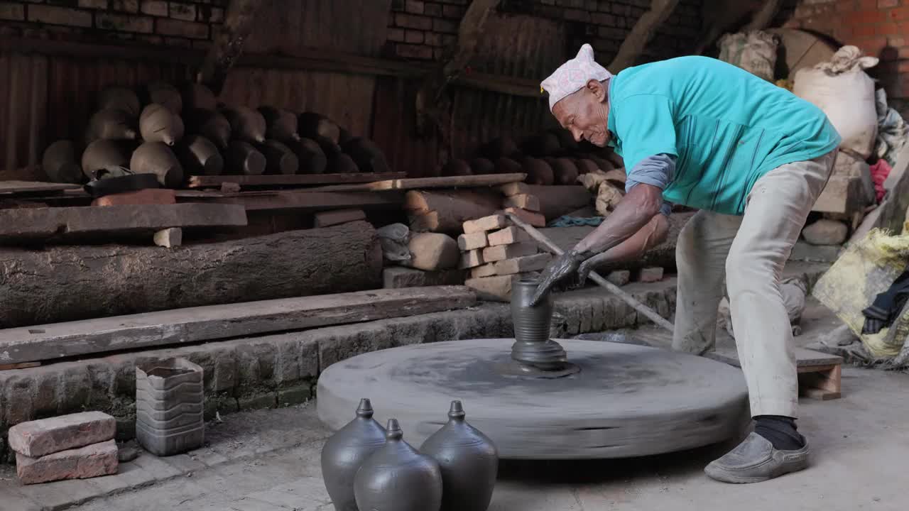 在巴克特普尔的陶器广场上工作的尼泊尔陶工视频素材